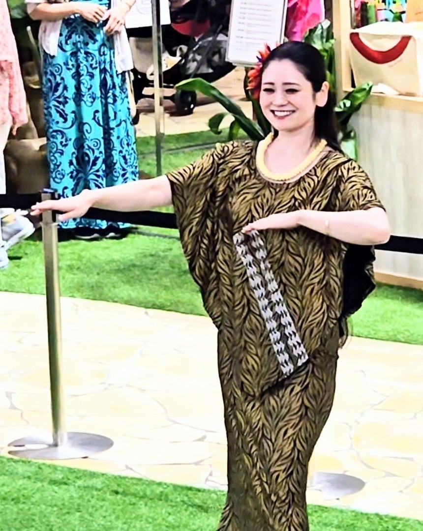 阪急ハワイフェアに出演したHalau Hula O Kapuamohalaのステージを取材