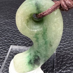 画像 硬玉  ヒスイ  勾玉  未研磨 弥生後期（推定） の記事より 1つ目