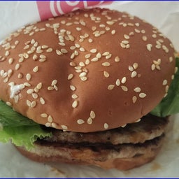 ダブルパティバーガー、レタス、ゴマバンズ