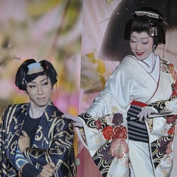 和装の男女、劇団の出演者たち