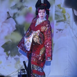 着物姿の劇団員、舞台衣装