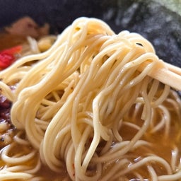 醤油豚骨ラーメンの麺とスープ