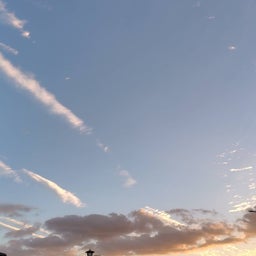 秋空に七色の彩光と雲