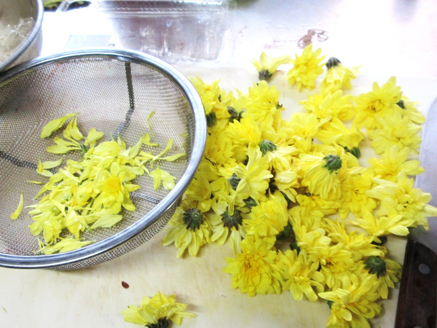 新しい6ヶ月がはじまり、雲間を昇る朝日を眺め、菊花や芋がらや青リンゴと遊んで…の記事画像