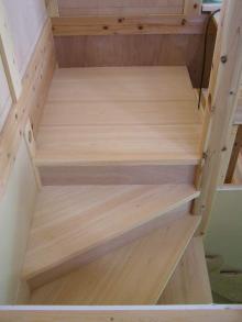 今日の(有)OSCM住宅工房の動き-貴布祢の家階段施工中