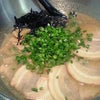 とんこつラーメンは麺が見えないぐらいの紅しょうがで...の画像
