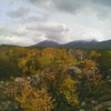 十勝岳紅葉と山頂には雪の画像