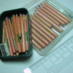 色鉛筆２つ