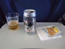 機内食のおつまみとビールで乾杯