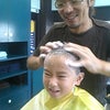子供と床屋の画像