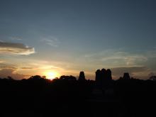 Tikalの朝焼け