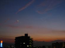 月と夕暮れの街