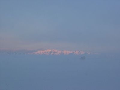 雲に浮く山